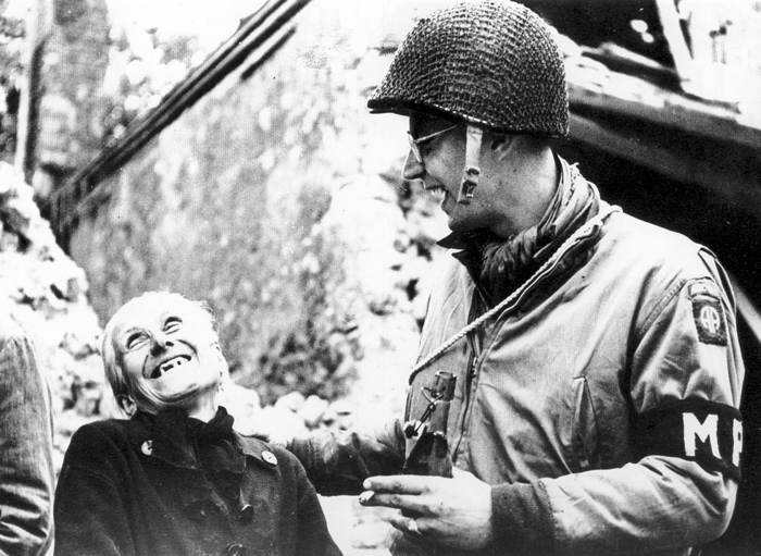 Amerikai_katona_baratkozik-Normandia1944.jpg