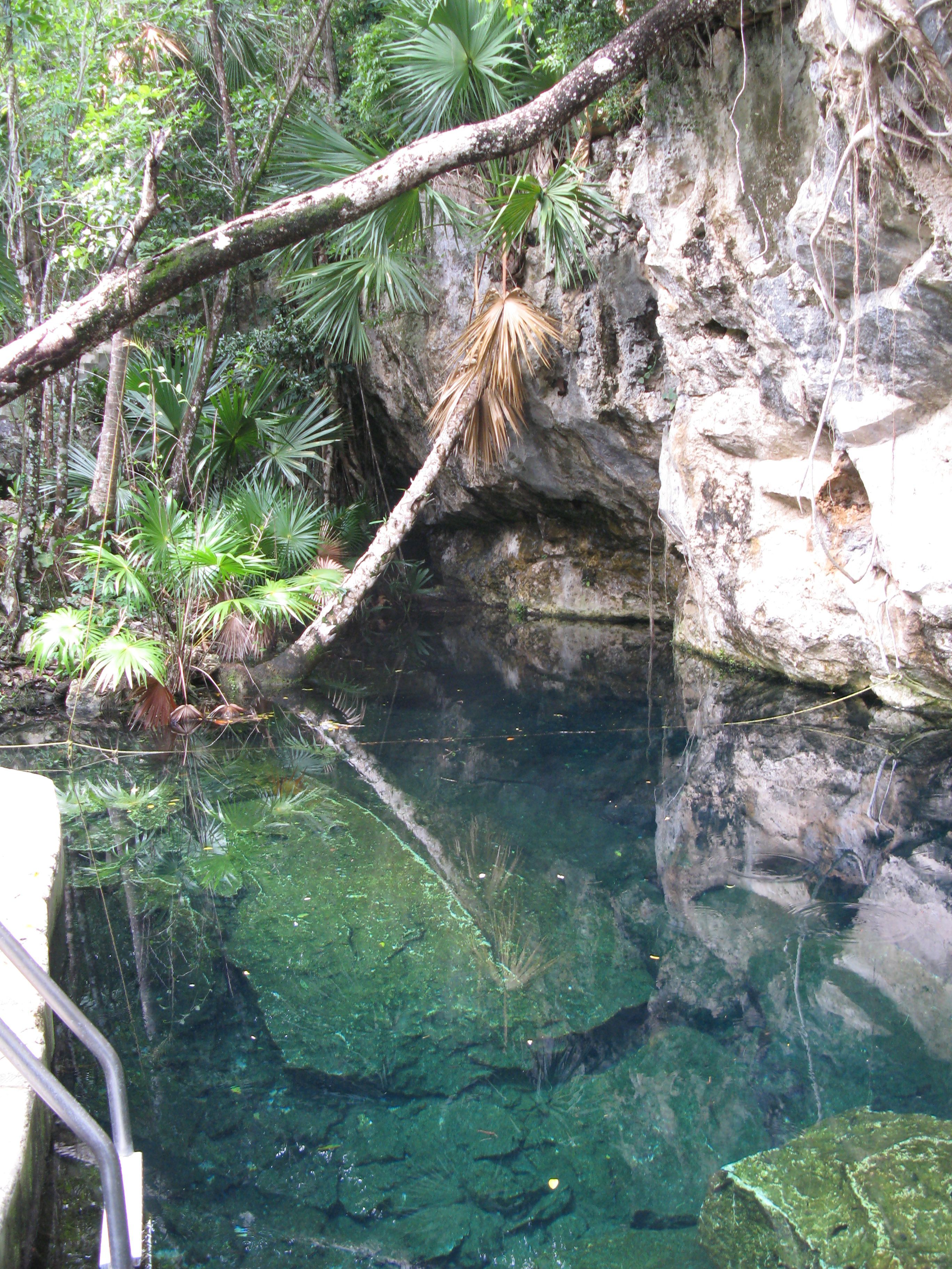 A mayák tollas kígyó eső istenéről, Kukulkan-ról elnevezett ág bejárata. Ez is, mint a Pequeno Hermano a Cenote Chac Mool része. Fotó Angyal D.