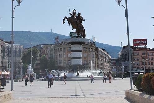 Szkopje főtere Nagy Sándor lovasszobrával