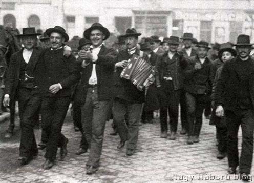 Újoncok bevonulása a budapesti Mária Terézia laktanyába 1914 augusztusában