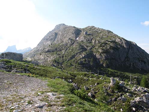 Settsass-csúcs, balra a Tre Sassi erőd a hágóban