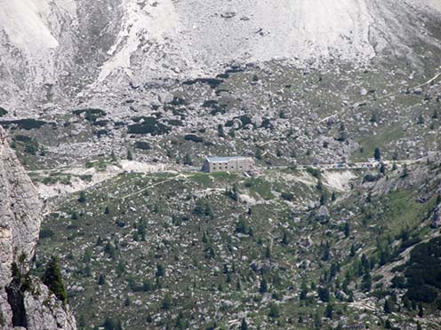 A Valparola-hágót őrző Tre Sassi erőd a csúcsról