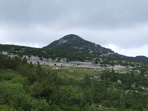 A Caldiera keleti oldala és a sziklába vájt kavernák