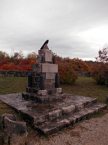 A cs. és kir. karánsebesi 43. gyalogezred által a tábor egykori főutcáján, a József főherceg úton emelt emlékmű