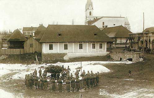 A cs. és kir. kaposvári 44. gyalogezred zenekara térzenét ad Ditróban 1917 tavaszán