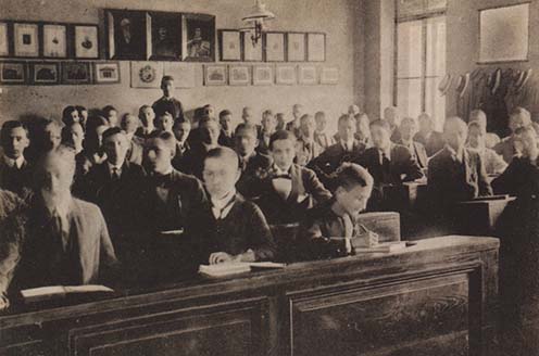 Piarista diákok az iskolapadban a XX. század elején