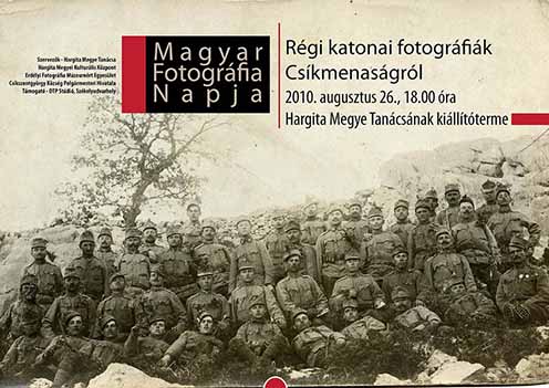 A csíkmenasági régi katonai fotográfiák kiállításának plakátja.