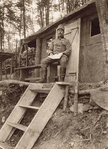 Czant Emil utolsó fényképe, ami a Mrzli Vrhön, egy barakk előtt készült