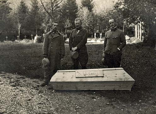 Czant Emil koporsója a temetés előtt a tolmini templomkertben