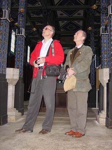 Alexander Zant (jobbra) és Vinko Avsenak a Javorca templomban, 2006 áprilisában
