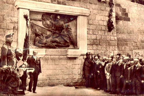 A 25. gyalogezred emléktáblájának avatása Salgótarjánban, 1932. június 19-én. Bal oldalt az emléktáblát avató József főherceg.