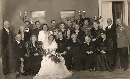 Cser Imre az álló sorban jobbról a negyedik, balján felesége. A kép Edit leánya sógorának esküvőjén készült. Cser Edit a vőlegény mögött áll, balján férje, jobbján egyenruhában két másik sógora