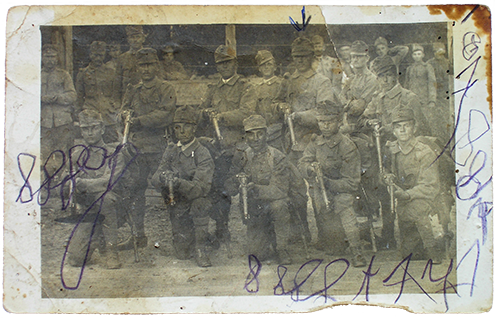 Habán János (nyíllal jelölve) katonatársai körében