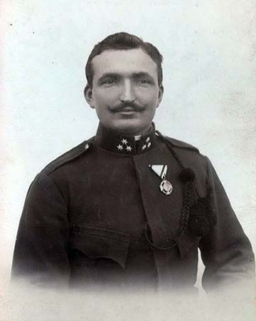 Povázai Vince 1908-ban, még szakaszvezetőként, Budapesten. A képen viselt kitüntetés a Katonai Jubileumi Kereszt