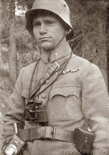 Imre Gábor 1917-ben rohamsisakban látcsővel a nyakában