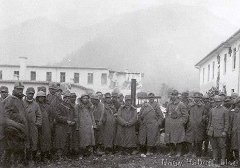 Olasz foglyok egy csoportja Tolmeinben