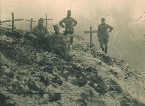 A fotón feltételezhetően balról Czant Emil százados, mellette a kutyával Karl Przybill százados, korábbi zászlóaljparancsnok és mögöttük Dr. Kemény Gyula látható.