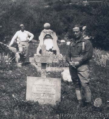 Czant Emil síremléke 1936-ban. A sírról az előző képen látható kőtáblás felirat rákerült a sírkeresztre. Balra hátul dr. Kemény Gyula