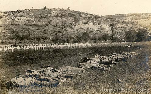 Temetésre váró 39-es hősi halottak Vizintiniben 1916 tavaszán