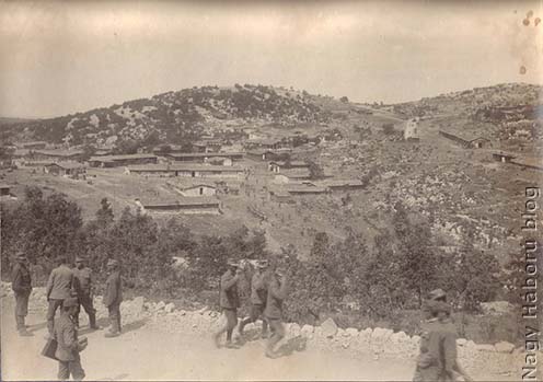 Részlet a segeti táborból 1916 tavaszán. A barakkok előterében gyakorlatozó katonák