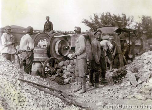 Orosz hadifoglyok gőzgép segítéségével törik a követ a Segeti táborban 1916 tavaszán