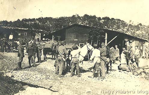 Málhás lovak és vezetőik útnak indítása a Doberdóra a Segeti táborból