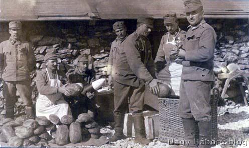 Kenyér rakodás az élelmező táborban 1916 tavaszán