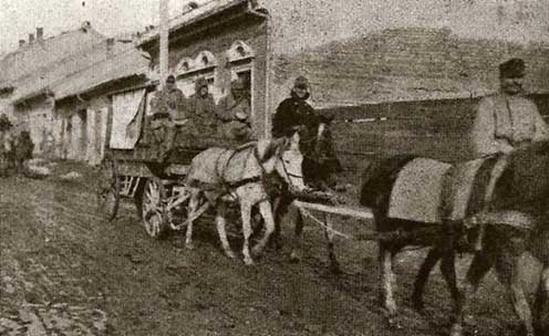 Sebesült katonák szállítása a vasúthoz, 1915