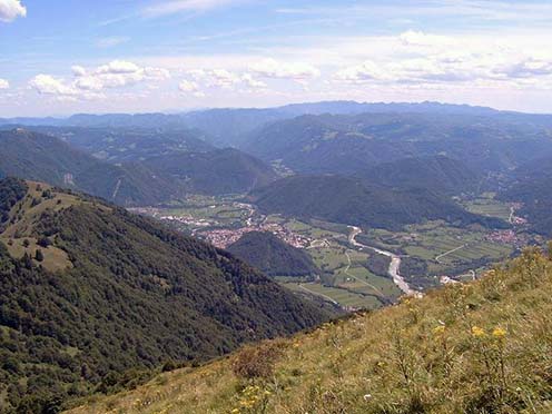 Panoráma a Mrzli vrh oldalából. Ugyanezt láthatta Szojka Kornél is… A völgyben folyik az Isonzó, az innenső parton Tolmein, mellette a kúp alakú magaslat a Schlossberg