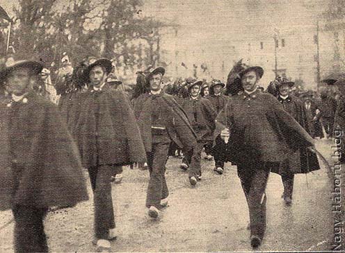 Bersaglierik, az olasz elit alakulatba tartozó katonák felvonulása