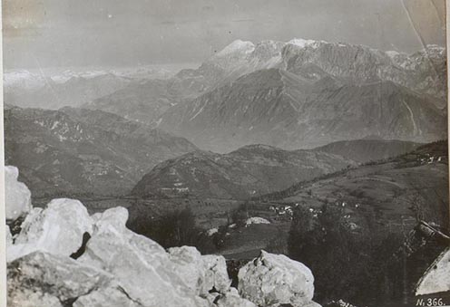 A fotó hátterében az Isonzó völgyén túl látható hegyek jobbról balra haladva a történetünk helyszíne: a Vodil, a Mrzli Vrh, a Sleme, a Rudeci Rob és leghátul a Krn