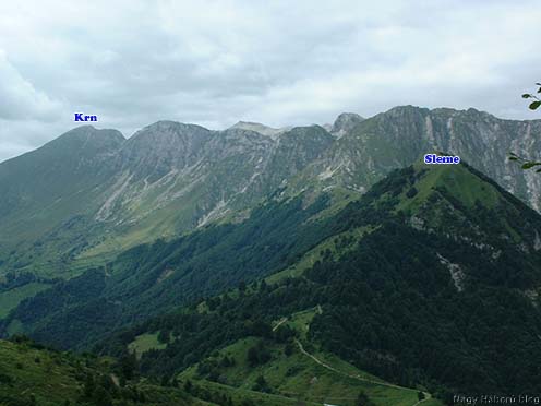 Az események helyszíne napjainkban. A kép bal oldalán a Krn, jobb oldalán a Sleme gerince, a Sleme mögött a Sleme planina és a Rdeči Rob. A fotó a Mrzli Vrh északi oldalából készült.