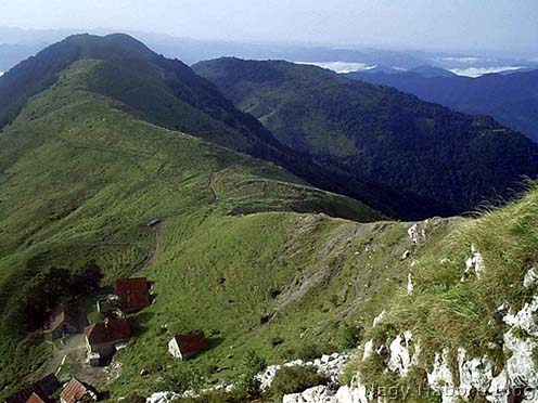 Sleme planina, a Sleme gerince és háttérben a Mrzli Vrh hegytömbje napjainkban. A fotó északról a Rdeči Rob oldalából, Rizetti alezredes halálának helyéről készült.