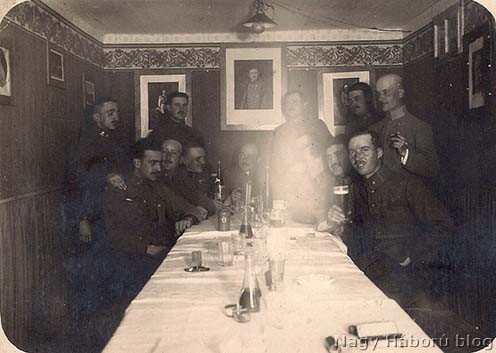 A szegedi 46/III. zászlóalj Tolmeinnél szolgáló tisztjeinek egy csoportja 1917. április 30-án egy pihenő alkalmával. A kép közepén az asztalfőnél Diendorfer Miksa őrnagy, a zászlóalj parancsnoka