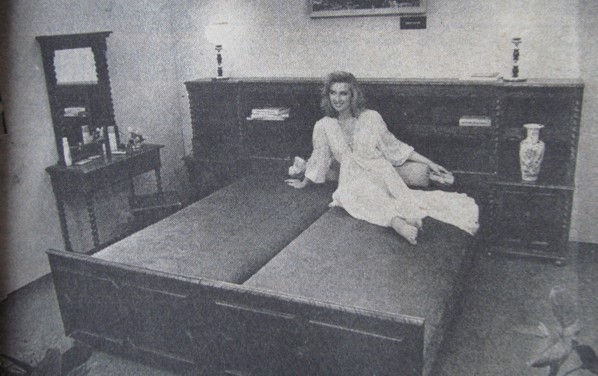 kolonial_butorok_piv_pecs_1989.jpg