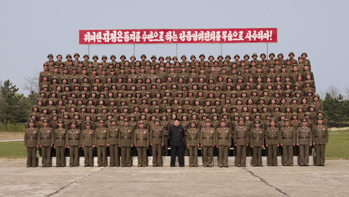 Kim-Dzsong-Un-katonanők-8.jpg