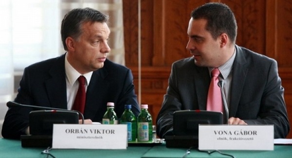Orban_Viktor_Fidesz_elnok_kormanyfo_Vona_Gabor_Jobbik_elnok_frakciovezeto_parlament_talalkozo.jpg