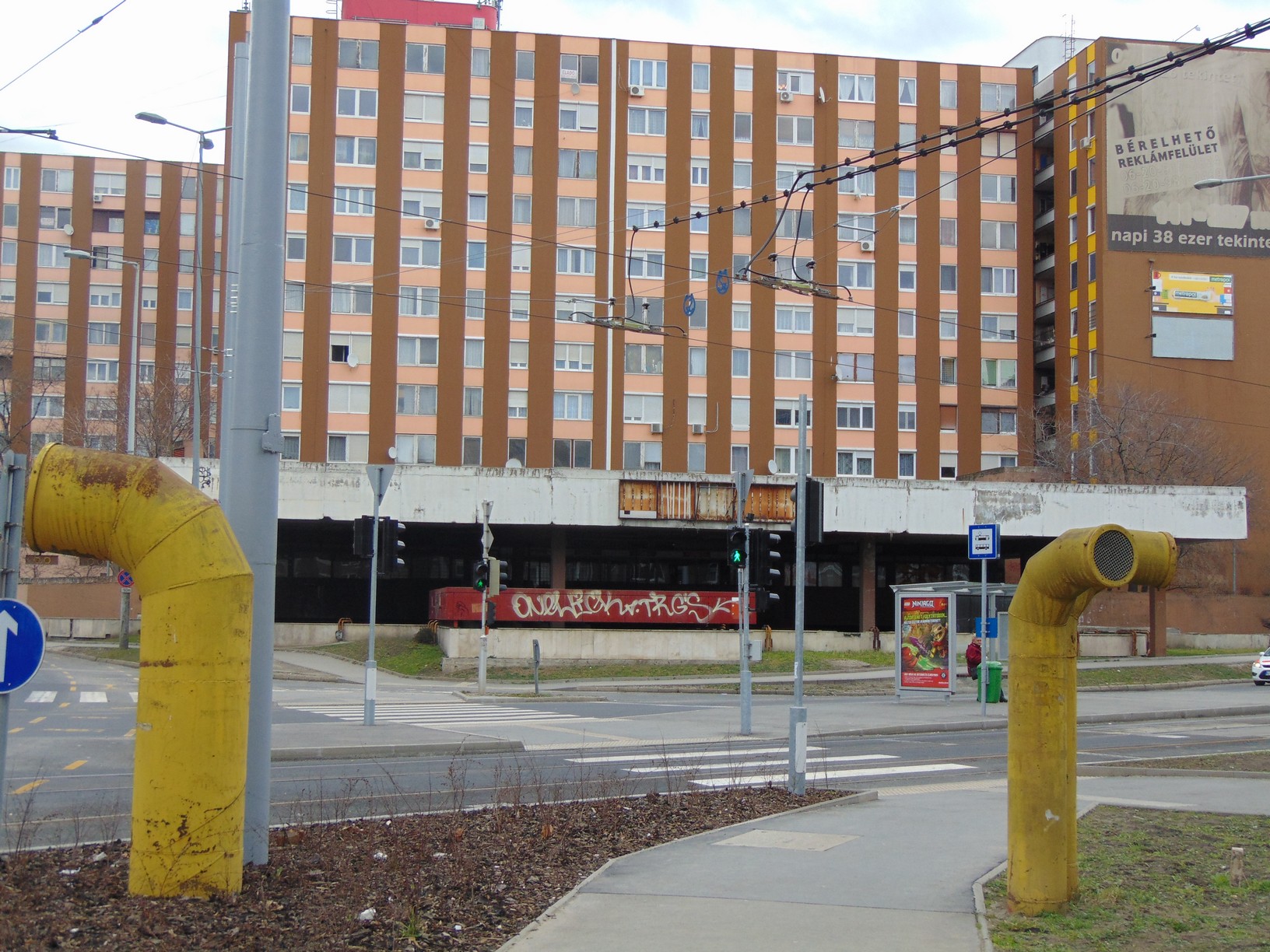 A tervezett metróállomás helye 2015-ben, előtérben az állomáshoz épült hatalmas szellőzőkürtők, a háttérben a szolgáltatóház látszik
