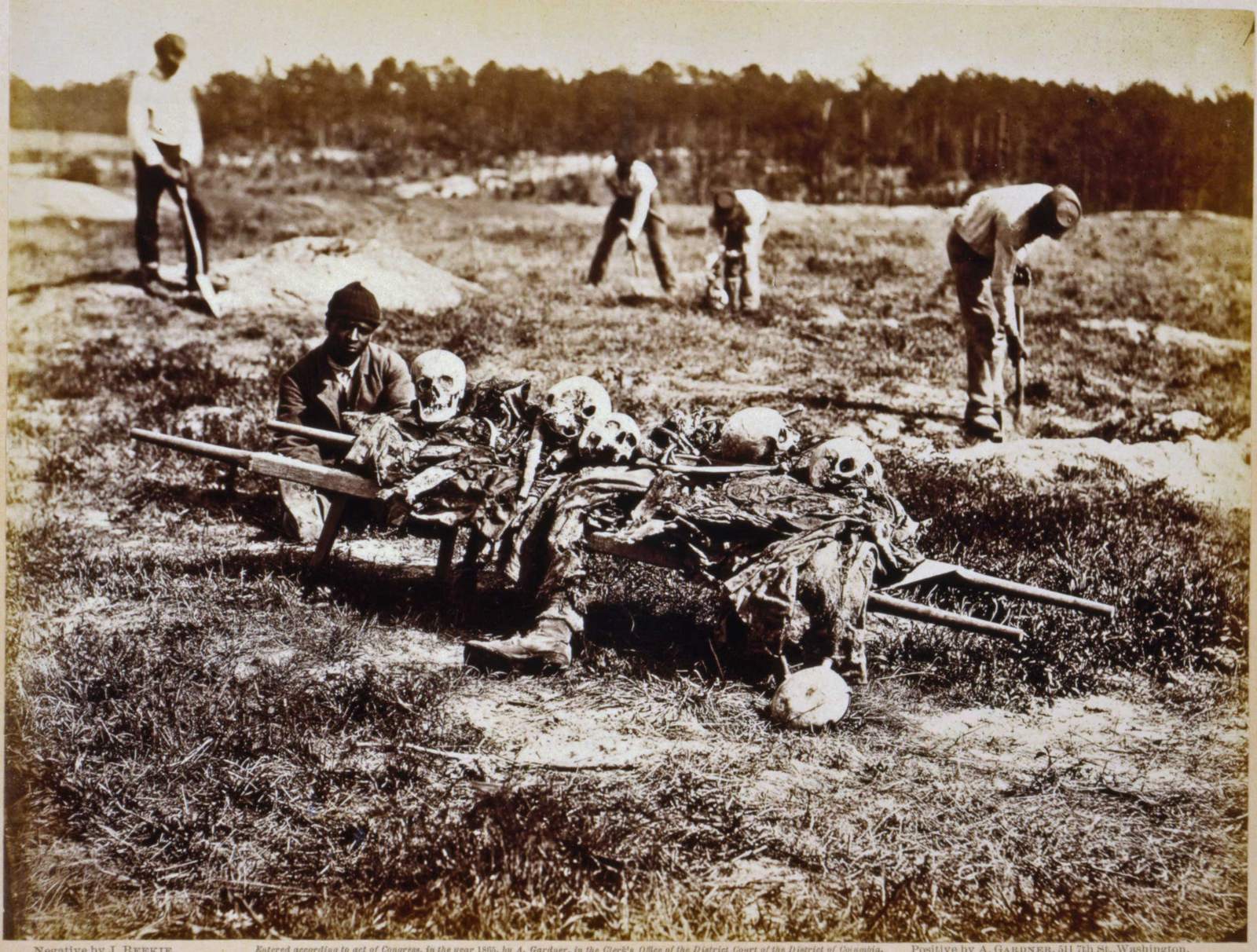 1865. A Cold Harbor-i csata után néger munkások gyűjti össze a halott konföderációs (rabszolgapárti) katonák maradványait. Irónikus..jpg