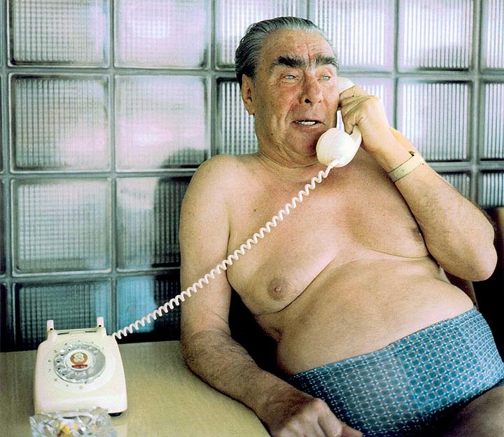 1977. Ez a rendkívül dekoratív úriember Leonyid Brezsnyev a partiszemöldök feltalálója, egykori szovjet elsőtitkár és ismert fürdőruhamodell. Szocsiban nyaralva is neki első a munka..jpg