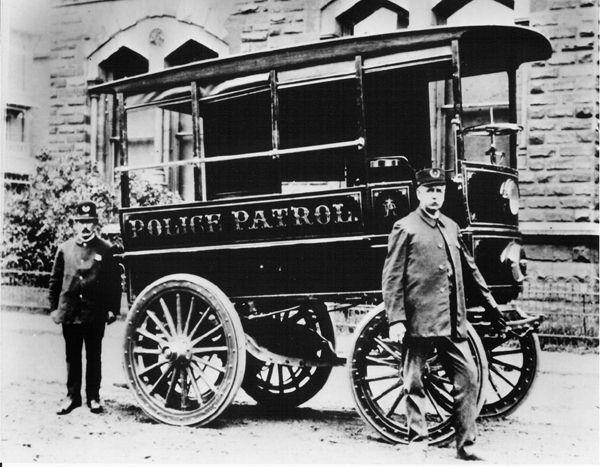 1899_First-Motorized-Patrol-Vehicle-2_elektro.jpg