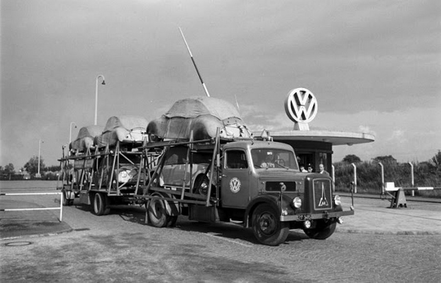 Scene+at+Volkswagens+Main+Plant+Wolfsburg+Germany+July+1951+17.jpg