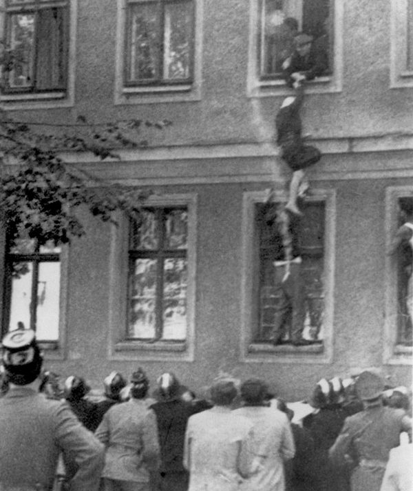 1961._Szökés a határvonalon lévő épületből.jpg