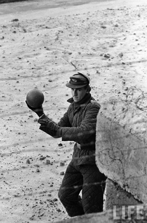 1962. Kelet-berlini katona visszadobja a nyugatról átpattant labdát..jpg