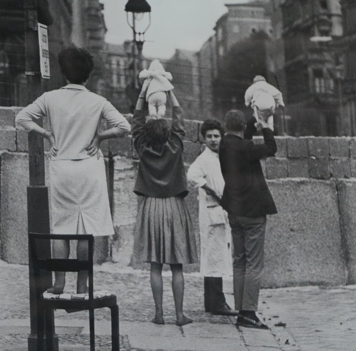 Residents of West Berlin show children to their grandparents who reside on the Eastern side, 1961.jpg