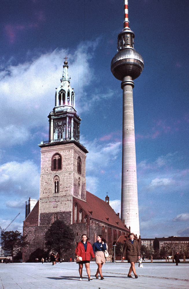 1968. Berlin, St Marien és St Walter templom, háttérben a TV-torony..jpg