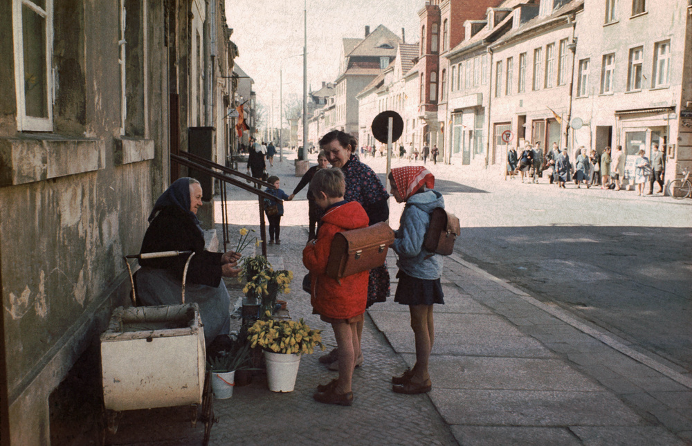 1970. Greifswald város utcája virágárussal..jpg