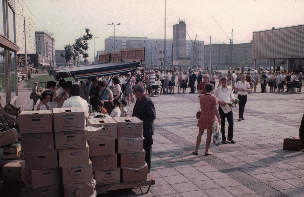 1971. Magdeburg. Sorbanállás banánért..jpg