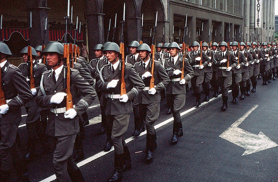1977. Berlin, Friedrichstrasse. Volksarmee felvonulás.jpg