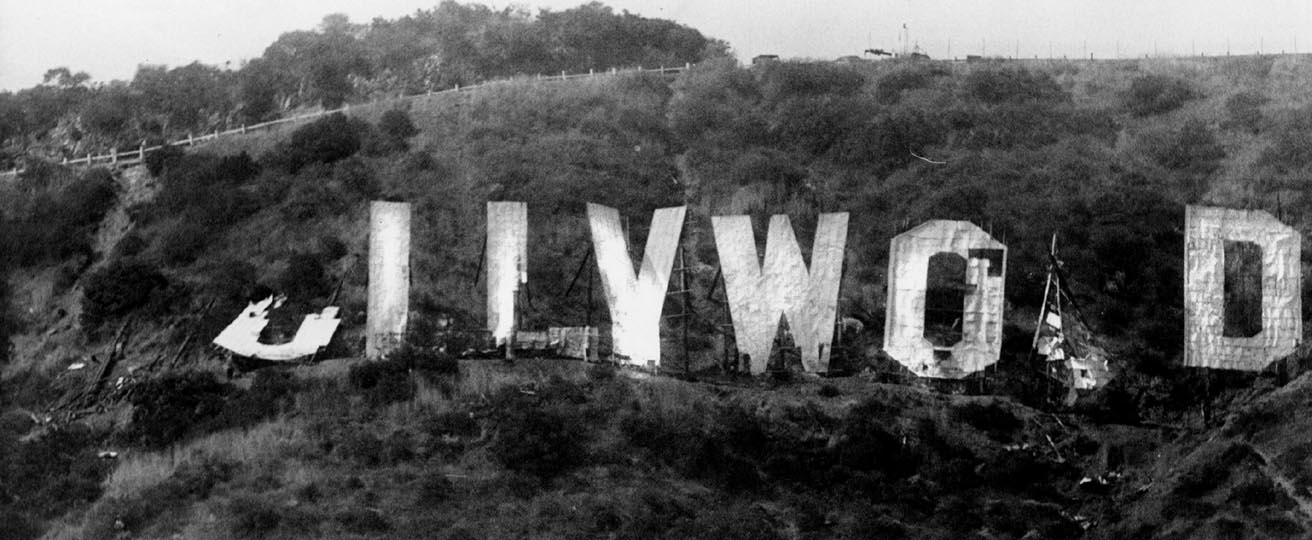 1978-ra a Hollywood felirat teljesen tönkrement, szükség volt a felújítására. Az egyik O betűt Alice Cooper fizette..jpg